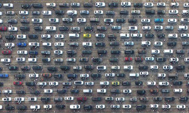 Derzeit sind Autos auch dann teuer, wenn sie stehen und gar kein CO2 emittieren. 