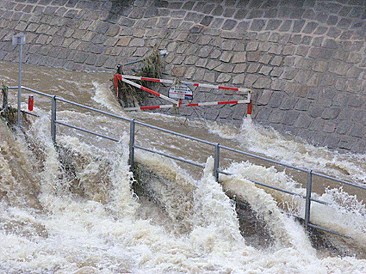 Statt von Radlern wird der Weg derzeit vom Hochwasser benutzt.