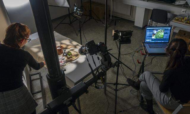 Neben theoretischem Überbau werden an der Graphischen auch ganz konkrete Kenntnisse wie Food-Fotografie im Studio vermittelt.