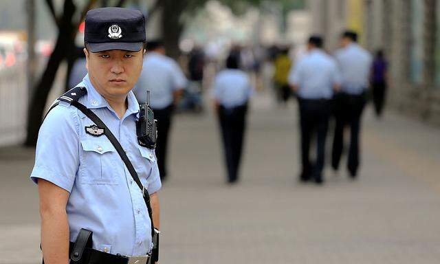 Polizeibeamte vor einem Gericht in Peking.