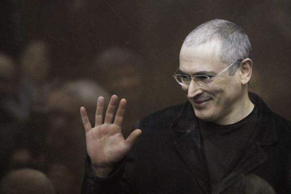 Aufgrund eines neuen Gesetzes verringert ein Moskauer Bezirksgericht auf Antrag der Staatsanwaltschaft Ende 2012 die Haftstrafe für Chodorkowski um zwei Jahre. Die Haftentlassung ist für August 2014 vorgesehen. Und dann kommt Putins Begnadigung: Michael Chodorkowski wird am 20. Dezember 2013 aus der Haft entlassen.