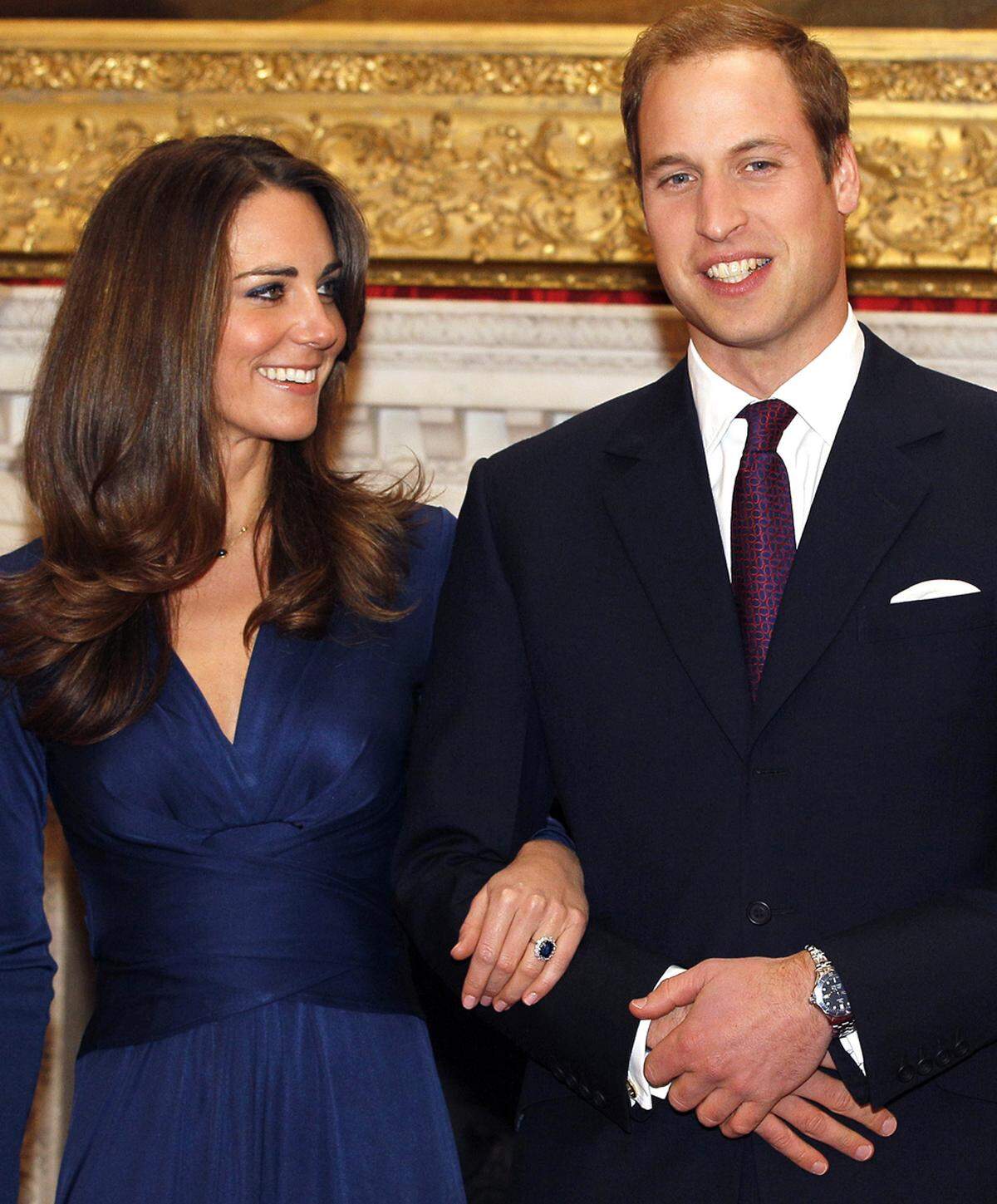 Unzählige Jahre danach weiß auch Herzogin Kate, dass diese Farbe einer königlichen Verlobung würdig ist.