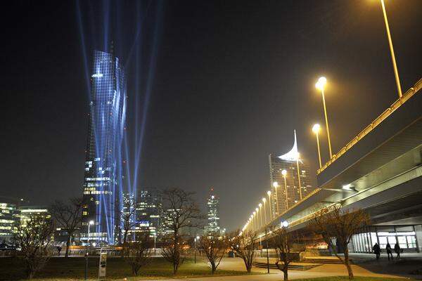 Bisherige Höhepunkt war schließlich der DC-Turm (im Bild eine Lichtinstallation zur Eröffnung Ende Februar). Aber auch die Donau City hat ihre Schwächen. Denn das Areal mit seinen vielen Bürobauten funktioniert als öffentlicher Raum nur eingeschränkt - von den Windproblemen ganz abgesehen.