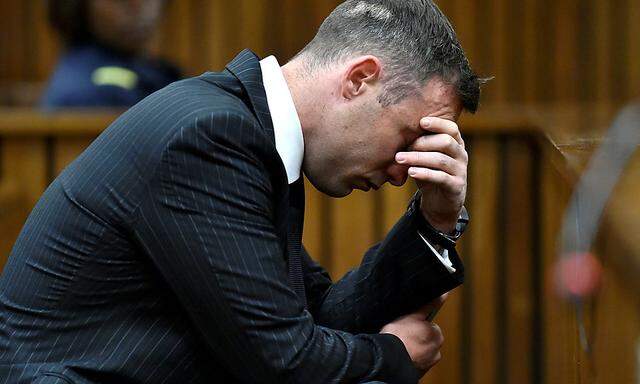 Oscar Pistorius muss sechs Jahre Gefängnis absitzen, doch der Prozess wird womöglich noch einmal aufgerollt.