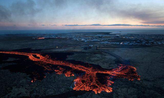 Wieder ist der Küstenort Grindavik bedroht - dieses Mal nicht durch Erdbeben sondern Lava von einem Vulkanausbruch