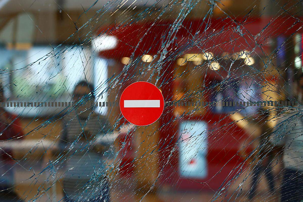 Bei einem Anschlag auf den Istanbuler Flughafen, der am Dienstagabend kurz vor 22.00 Uhr begann, haben drei Selbstmordattentäter mindestens 36 Menschen getötet und fast 150 verletzt.