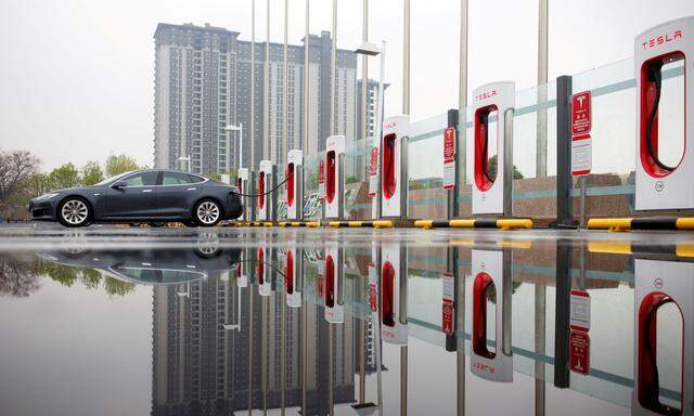 Der Elektroautopionier Tesla will seine Schnellladestationen auch für Elektrofahrzeuge (EV) anderer Hersteller zugänglich machen. 