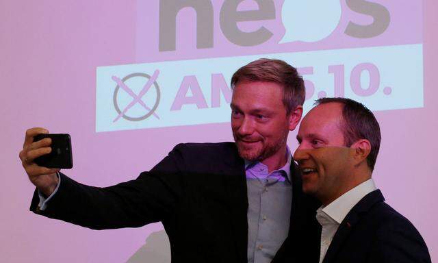 Christian Lindner und Matthias Strolz schießen ein Selfie