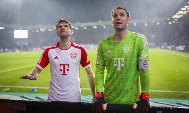 Thomas Müller (l.) und Manuel Neuer versuchen, die Fans des FC Bayern München zu beschwichtigen.