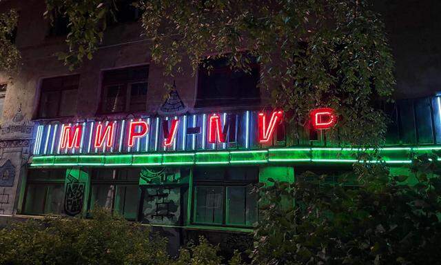 Steht da wirklich Miru Mir? Frieden der Welt? In seiner Fragmentiertheit restauriertes altes Leuchtschild am Eingang zu einem Kunstfestival in einer alten Traktorenfabrik in der russischen Provinz.  