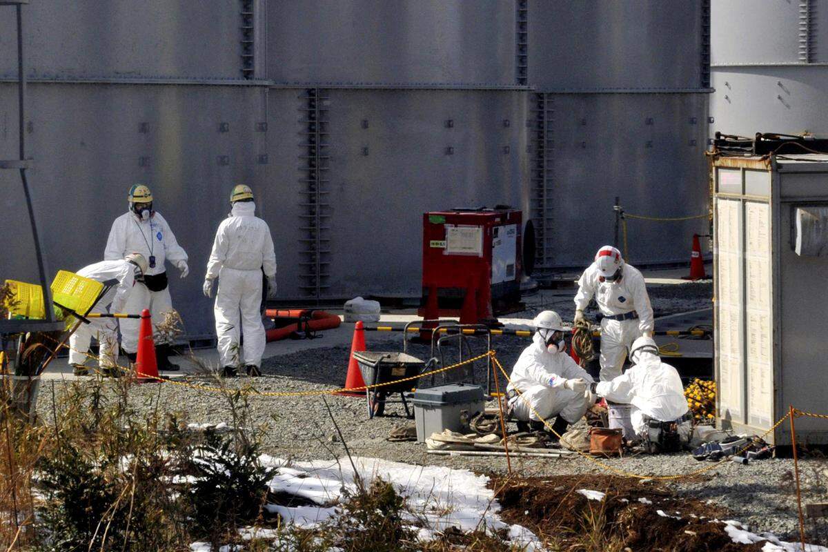 Auch ein Jahr nach dem Unfall sind im Akw Fukushima weiter täglich 3000 Arbeiter in der Atomruine erhöhter Strahlung ausgesetzt. Sie kühlen die Reaktoren, recyceln das verseuchte Wasser und beseitigen Trümmer auf dem Unglücksgelände. Wochenlang hat der Zustand des Atomkraftwerks im vergangenen Jahr die Welt in Atem gehalten. Im Folgenden ein Rückblick auf die Ereignisse nach dem 11. März 2011.