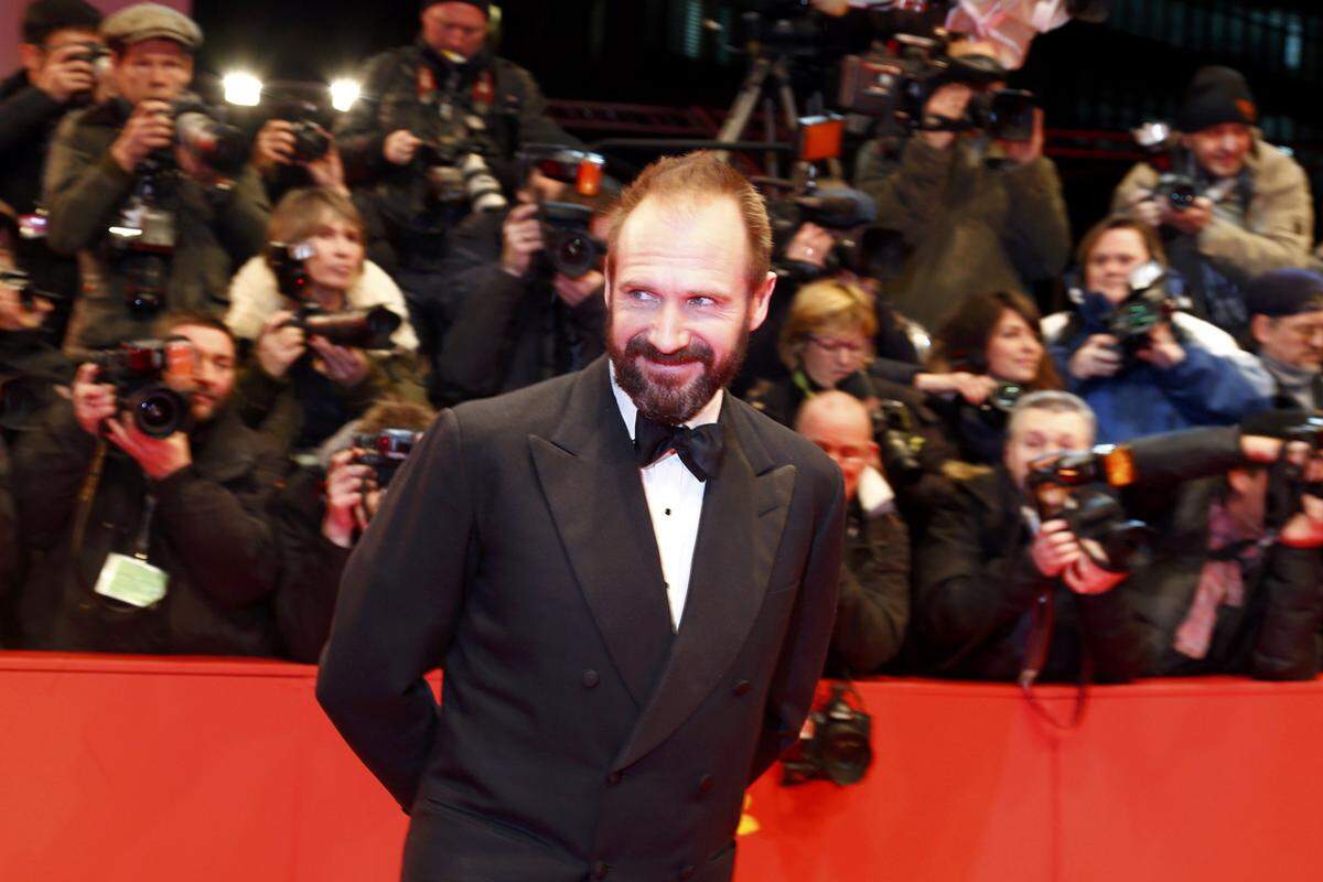 Ralph Fiennes zeigt sein verschmitzt schüchternes Lächeln am roten Teppich.