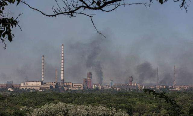 Rauch über dem Gelände des Azot-Chemiewerks in Sewerodonezk. Ukrainischen Angaben zufolge befinden sich dort noch Hunderte von Zivilisten.