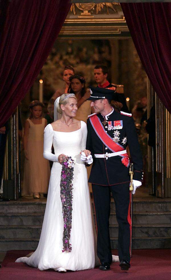 Prinzessin Mette-Marit und Prinz Hakoon von Norwegen heirateten 2001 in Oslo. Die Braut trug ein Kleid von Designer Ove Harder Finseth, das sie selbst mitgestaltete.