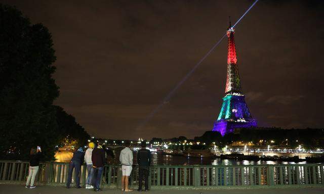 In der Nacht auf Dienstag erstrahlte der Eiffelturm zu Ehren der Terroropfer von Orlando in den Regenbogenfarben, zur gleichen Zeit schlug ein IS-Kämpfer in Paris zu.