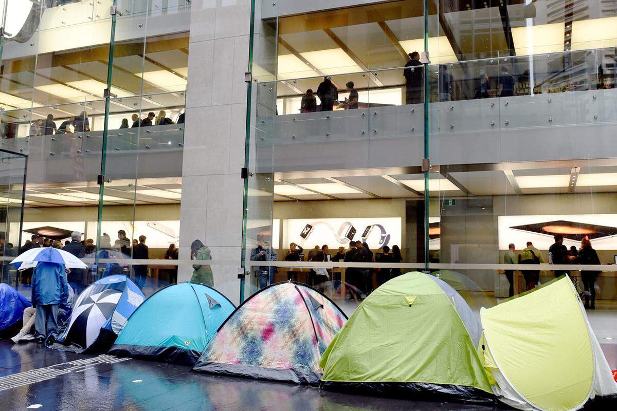 All jene, die sich nicht vor dem Apple Store angestellt haben, sondern zu einem Mobilfunkanbieter oder Händler in Australien gegangen sind, wurden in das Geschäft gelotst, um im Warmen eine Ordnung hineinzubekommen, anstatt die Leute draußen warten zu lassen.