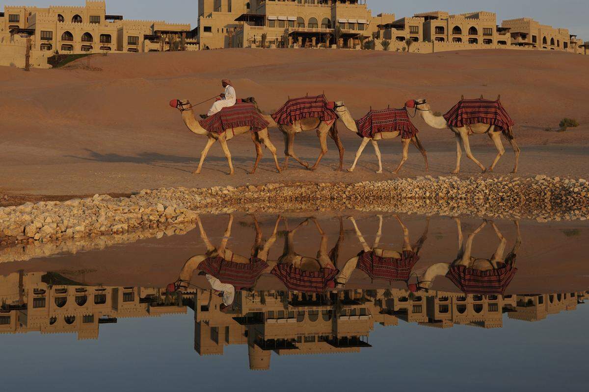 Luxus im Sand: das Qasr al Sarab in der Wüste Abu Dhabis mit Swimmingpool, Springbrunnen und Kamelreiten.