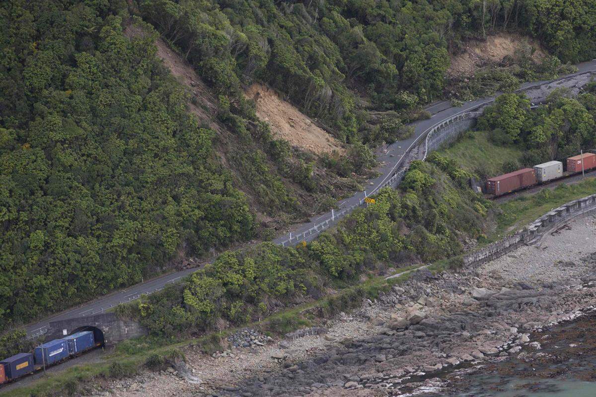 Nach dem schweren Erdbeben der Stärke 7,8 ist Neuseeland am Montag nicht zur Ruhe gekommen. Mehrere hundert Nachbeben mit einer Stärke von bis zu 6,0 erschütterten das Land, während die Rettungsarbeiten durch starke Niederschläge behindert wurden.