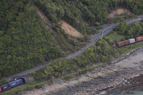 Nach dem schweren Erdbeben der Stärke 7,8 ist Neuseeland am Montag nicht zur Ruhe gekommen. Mehrere hundert Nachbeben mit einer Stärke von bis zu 6,0 erschütterten das Land, während die Rettungsarbeiten durch starke Niederschläge behindert wurden.