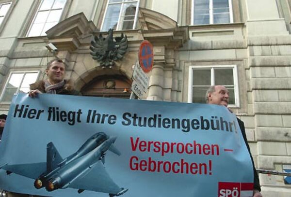 SPÖ und ÖVP einigen sich auf die Beibehaltung der Studiengebühren. Umgekehrt sollen sowohl die Stipendien erhöht werden. Außerdem soll die Möglichkeit geschaffen werden, die Gebühren durch nicht näher begrenzte Sozialarbeit zurückzuverdienen.