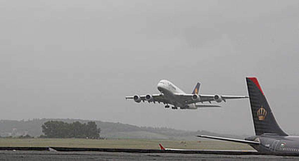 Der Airbus A380 verlässt Wien.