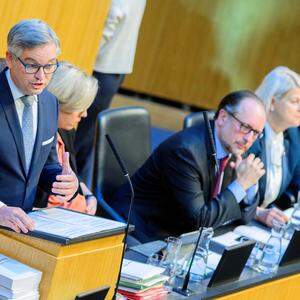 Finanzminister Magnus Brunner mit Infrastrukturministerin Leonore Gewessler , Außenminister Alexander Schallenberg, Verteidigungsministerin Klaudia Tanner und Wirtschaftsminister Martin Kocher (v. l. n. r.) bei der Budgetrede im vergangenen Oktober.