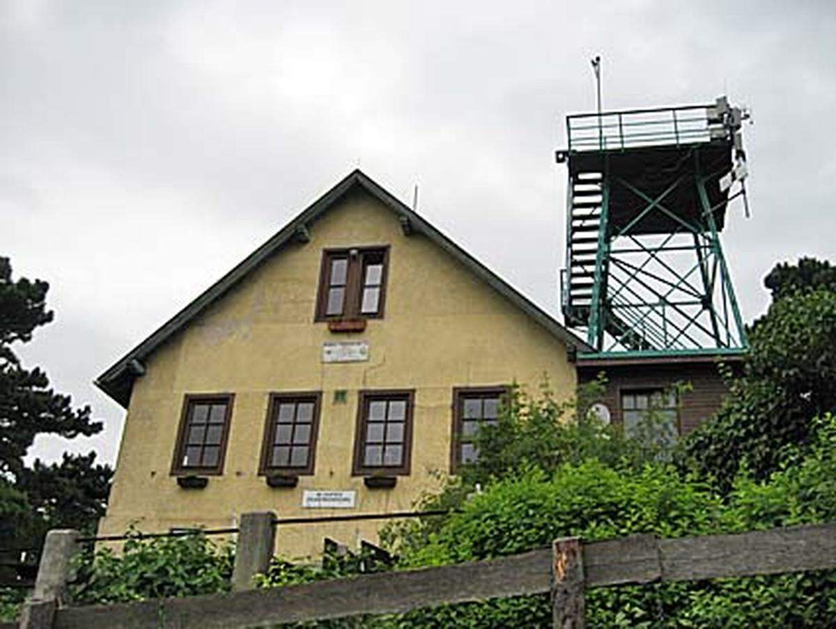 Von der Wilhelmswarte weiter zur Proksch-Hütte auf dem Pfaffstättner Kogel (541 Meter), die mit der hauseigenen Klesheim-Warte mit Blick auf Baden aufwarten kann.