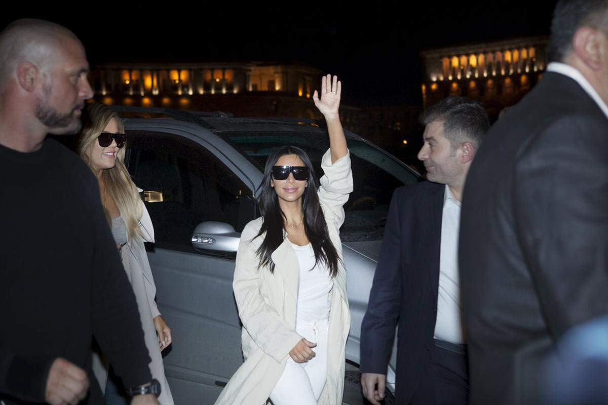 TV-Starlet Kim Kardashian ist zu einem ersten Besuch in Armenien eingetroffen, der Heimat ihrer Vorfahren. Örtliche Medien zeigten die Ankunft Kardashians am Flughafen der Hauptstadt Eriwan. Einer der Organisatoren sagte, Kardashian wolle mit ihrer Familie "der Opfer des armenischen Genozids gedenken".