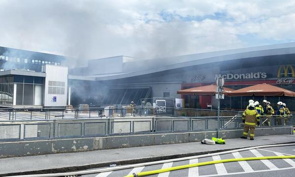 In der Tiefgarage unter dem Parkplatz zwischen dem Outlet Center und der Zentrale der Drogeriemarktkette dm in Wals-Siezenheim ist ein Großbrand ausgebrochen. 