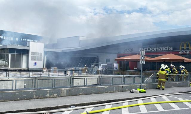 In der Tiefgarage unter dem Parkplatz zwischen dem Outlet Center und der Zentrale der Drogeriemarktkette dm in Wals-Siezenheim ist ein Großbrand ausgebrochen. 