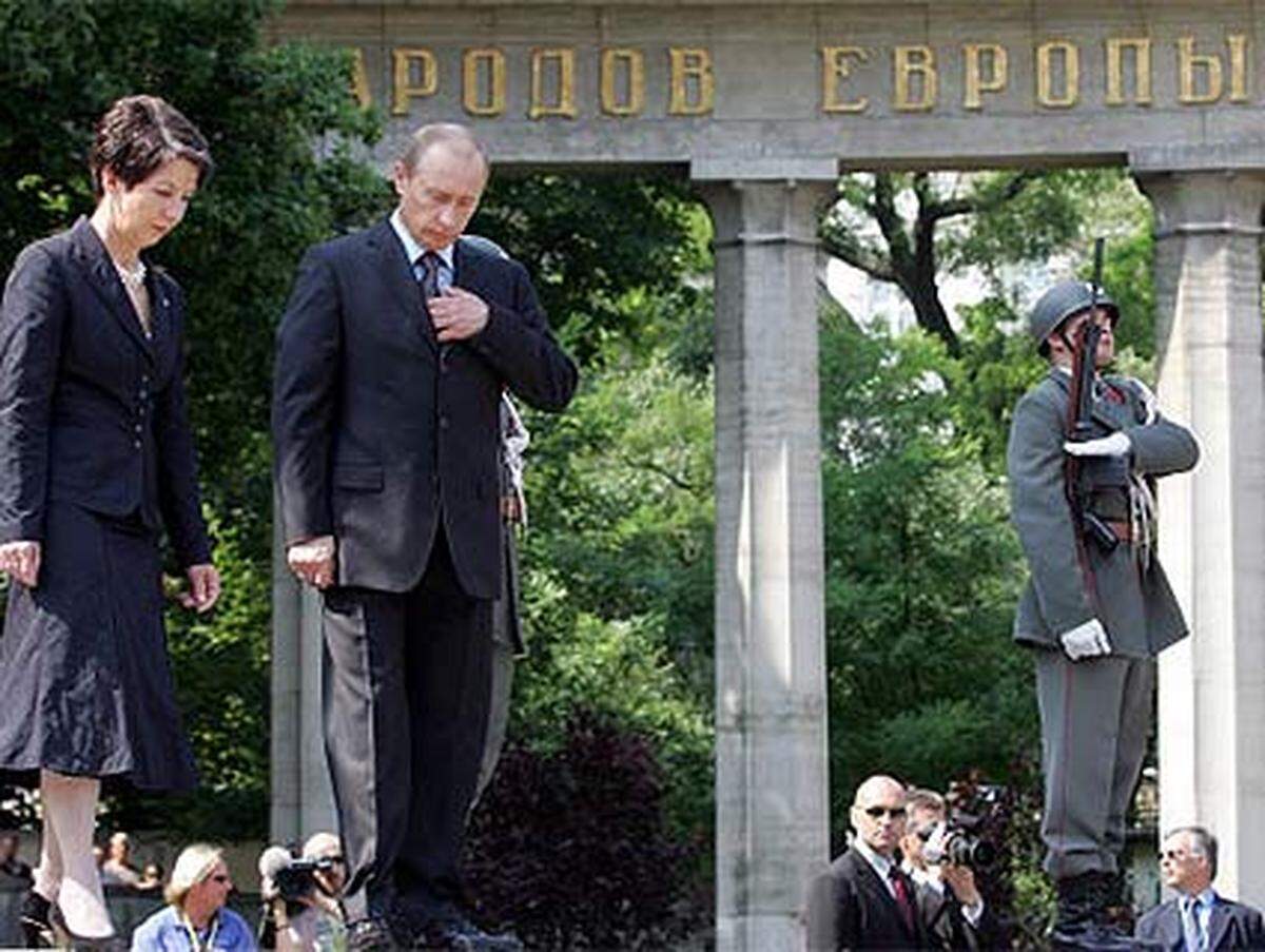 Zum Abschied besuchte Putin mit SP-Nationalratspräsidentin Barbara Prammer das "Heldendenkmal der Roten Armee" auf dem Wiener Schwarzenbergplatz. Dort legte er einen Kranz nieder.