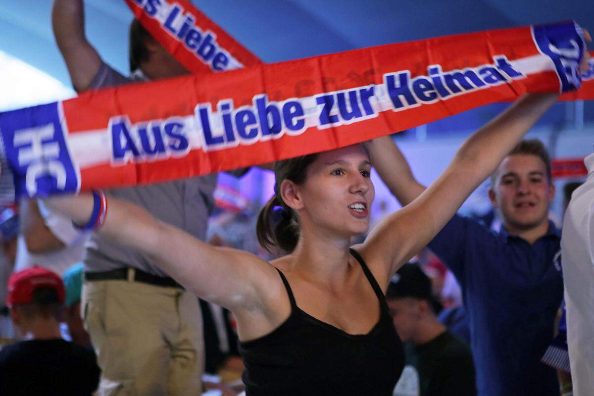 Rund 5000 Anhänger sollen es laut FPÖ-Angaben sein, die sich am Samstag in Linz zusammengefunden haben, um mit Strache gemeinsam - offiziell - in die Intensiv-Phase des Wahlkampfes zu starten. Und das Ziel ist klar: Die Marschroute geht "in Richtung 30 Prozent", ruft Strache seinen Fans und Funktionären entgegen.