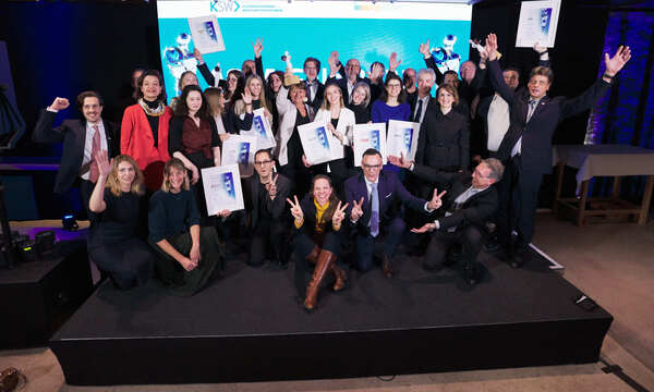 Glückliche Sieger:innen. Die Preisträger:innen beim ASRA 2023 mit den Initiator:innen des Awards.