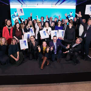 Glückliche Sieger:innen. Die Preisträger:innen beim ASRA 2023 mit den Initiator:innen des Awards.