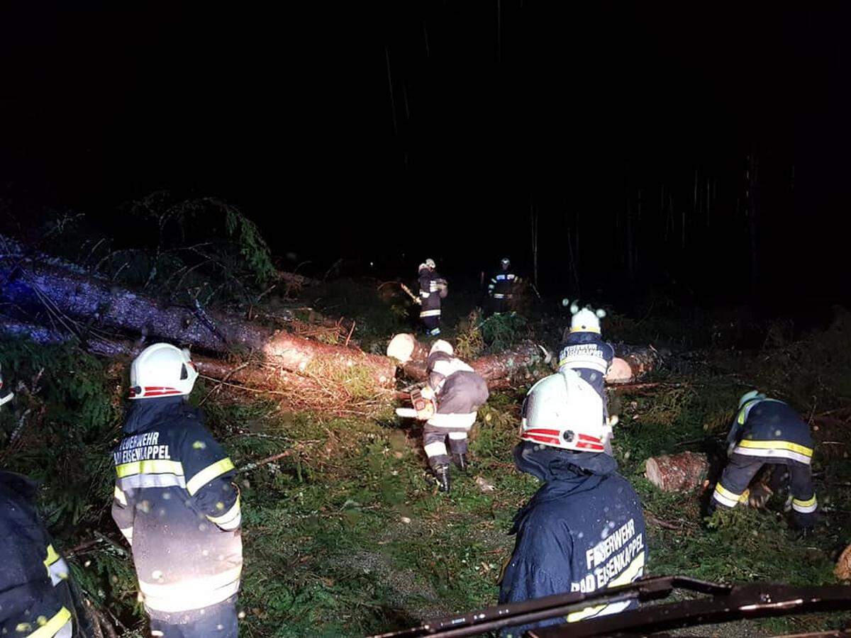 Feuerwehrleute waren schon in der Nacht in vielen Regionen Österreichs im Einsatz, wie hier im Bezirk Völkermarkt.