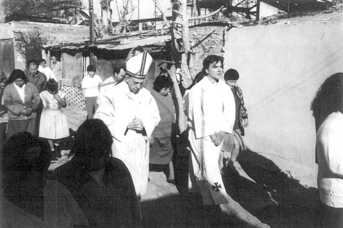 Der Jesuit Jorge Mario Bergoglio 1998, im Jahr seines Amtsantritts als Erzbischof der argentinischen Hauptstadt Buenos Aires, bei einem seiner zahlreichen Besuch in einem Armenviertel.