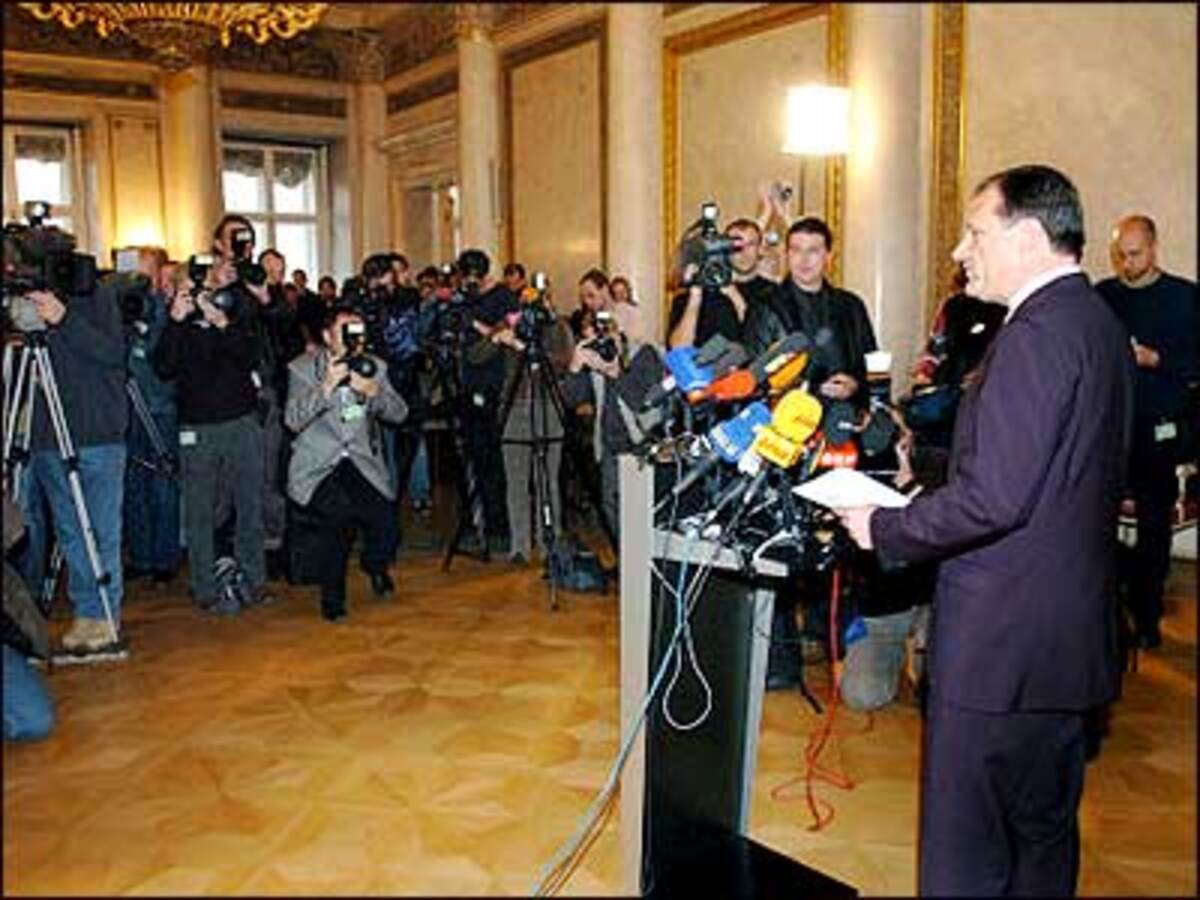 Am Freitag, dem 10. Dezember 2004, verkündet Ernst Strasser seinen Rücktritt als Innenminister...