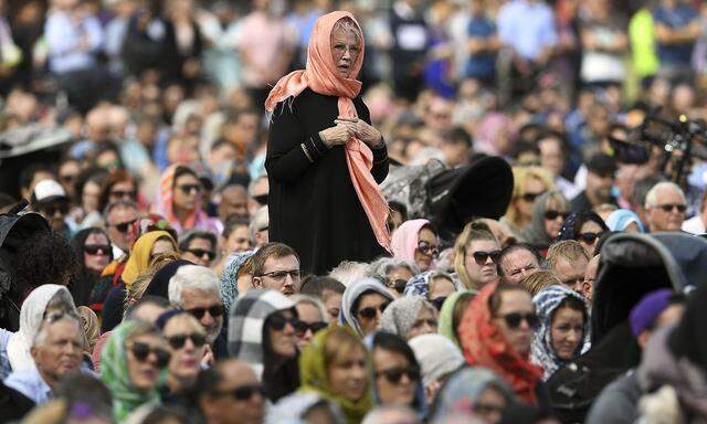 Viele Neuseeländerinnen nahmen am Freitag mit Kopftüchern an der Trauerfeier für die Terroropfer in Christchurch teil.