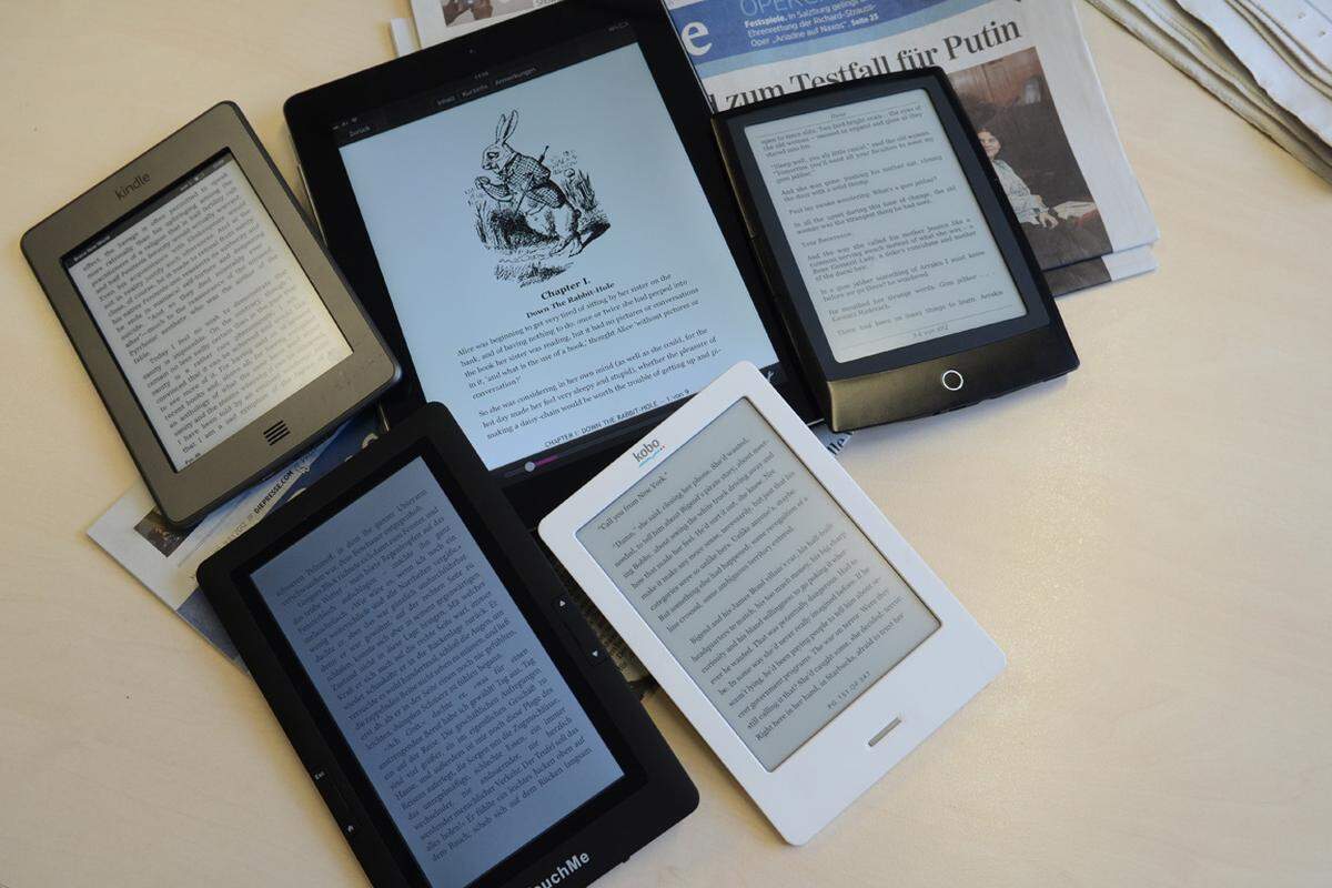 Eine klare Nicht-Empfehlung gibt es für den TouchMe. Das iPad ist für alle, die eher gelegentlich lesen wollen, und das vorrangig in Innenräumen und in der Nähe von Steckdosen. Alle anderen Geräte bieten solide Reader-Kost. Wer bereits bei Amazon eBooks bezieht, wird wohl zum Kindle greifen. Bis auf Amazons proprietäres Format und PDFs beherrscht das Gerät aber keine anderen Formate. Der Kobo gibt sich weniger bierernst und kann dank EPUB-Format nicht nur Bücher aus dem eigenen Shop nutzen, sondern auch von Libri oder Thalia gekaufte. Für die Kunden des letzteren ist das Cybook ein brauchbarer Lesebegleiter, dessen Qualität nicht ganz mit den anderen beiden Readern mithalten kann, aber dennoch sehr ordentlich ist. Alle Geräte beherrschen die Darstellung von PDF-Dokumenten. Im Gegensatz zum Sony PRS-T1 kann aber keiner den Text neu formatieren (PDF Reflow), weshalb man dann immer herumscrollen muss.