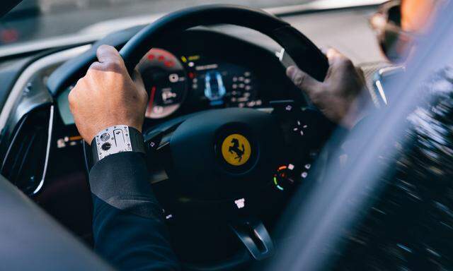  Richard Mille hat zum ersten Mal mit Ferrari eine Uhr entworfen.