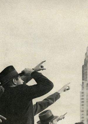 Ein UFO über dem New Yorker Chrysler Building? Diese Montage aus dem Jahr 1951 macht's möglich. 