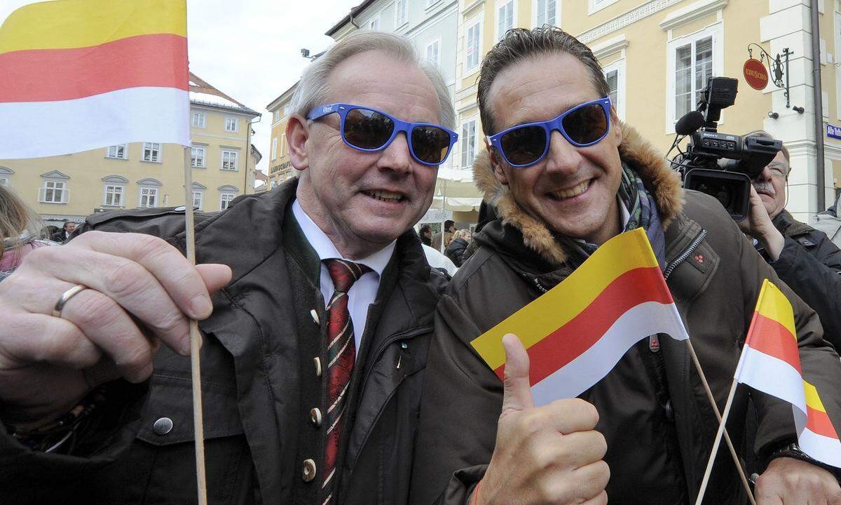 Und Strache hielt, was man sich von ihm versprach. Seit seinem Antritt als Wiener und als Bundes-Obmann (2004 bzw. 2005) klettern die Freiheitlichen in der Wählergunst wieder kontinuierlich nach oben. Hätte er nicht die Kärntner Freiheitlichen ins Boot geholt, könnte der Parteichef sogar guten Gewissens sagen, dass seine FPÖ mit den Korruptionsaffären der vergangenen Jahre nichts zu tun hatte. (Bild: Strache und Kärntens Alt-Landeshauptmann Gerhard Dörfler)