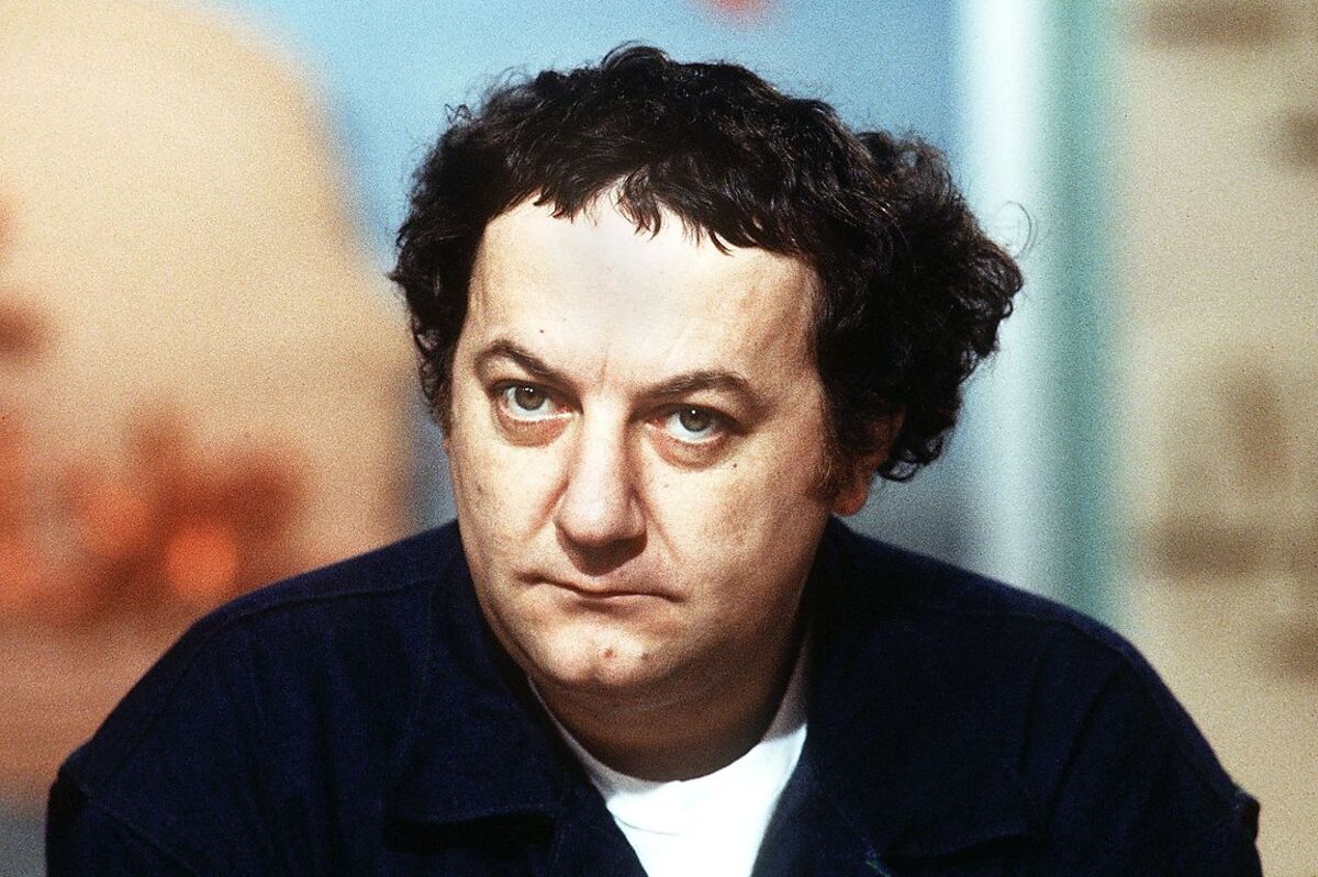 Dass sich Kabarettisten und Satiriker auf die politische Bühne wagen, ist übrigens kein neues Phänomen. Schon 1980 wollte der französische Komödiant Coluche scherzhalber für das Präsidentenamt kandidieren. Als er fünf Monate für der Wahl in Umfragen bei 16 Prozent lag, zog er sich aber zurück.