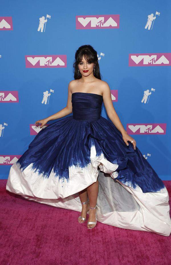 Camila Cabello gab sich in Oscar de la Renta ganz verspielt.