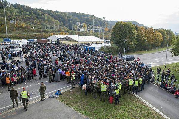 Kurz darauf irrten hunderte Flüchtlinge auf der B67, der Grazer Straße, herum. Sie riefen "We want to go Germany" und fragten, wie weit es sei und wie lange man dafür brauche. Immer wieder kamen auch Taxis mit Grazer Kennzeichen, die Migranten als Kunden mitnahmen. Um sie bildeten sich regelmäßig Menschentrauben.