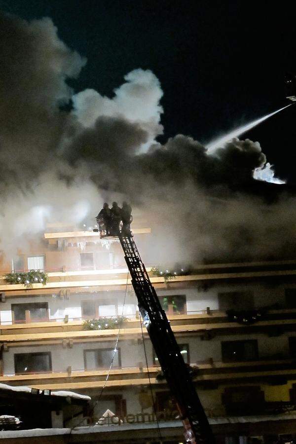 Bis Montagnachmittag dauerte es, bis die Feuerwehr "Brand aus" geben konnte. Feuer und Löschwasser dürften an dem Vier-Sterne-Hotel einen Totalschaden angerichtet haben.