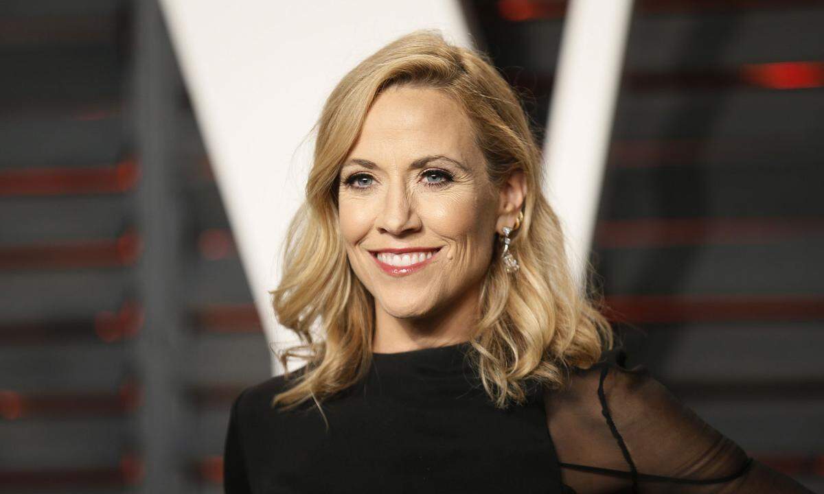 Die Grammy-Gewinnerin Sheryl Crow wurde 2006 nach der Entdeckung ihres Brusttumors, der sich noch im Frühstadium befand, operiert. Sie galt lange als geheilt. Bei einer Untersuchung im November 2011 wurde dann ein Gehirntumor entdeckt. Zum Glück handle es sich aber um eine Tumorart, die normalerweise gutartig verlaufe.