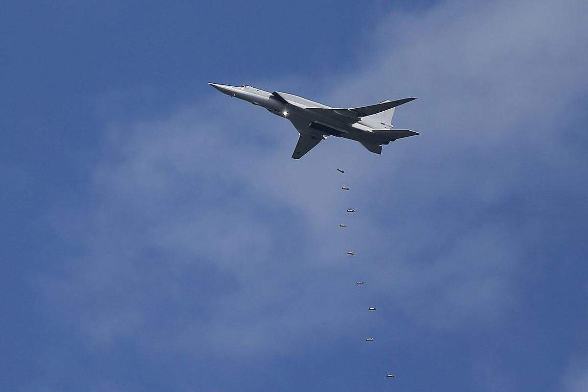Das sieht man wirklich selten: Ein Tupolew Tu-22M3 "Backfire"-Mittelstreckenbomber beim Abwurf von "Eisenbomben" (der saloppe Ausdruck für ungelenkte Bomben).