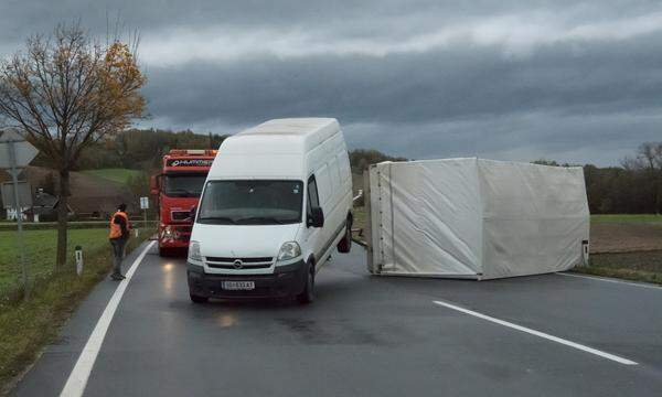 Auch der Verkehr wurde in großen Teilen Österreichs durch den Sturm beeinträchtigt. Durch herabfallende Äste versperrte Straßen waren ein Hauptproblem. Teils blies der Sturm jedoch auch Anhänger um.