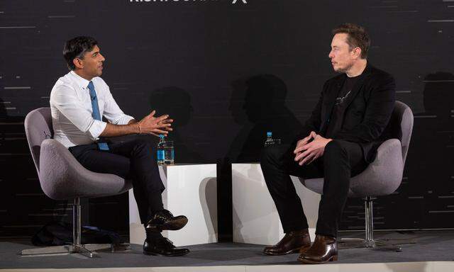 Der innovative Firmengründer Elon Musk (Tesla, X, SpaceX) unterhält sich mit dem britischen Regierungschef Rishi Sunak (links) über Risiken und Nebenwirkungen Künstlicher Intelligenz.